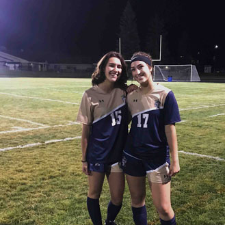 Opiniones de Paula durante su año escolar en USA. Posando con su compañera del equipo de soccer