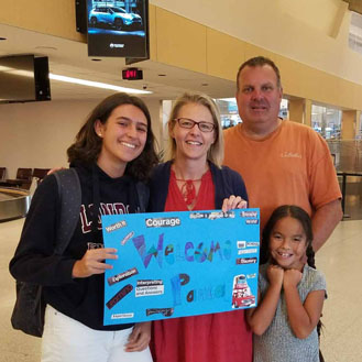 Bienvenida de la familia de Paula a su llegada a EEUU para comenzar su año escolar
